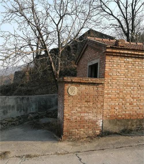 案例:女寡妇公厕方便,被16岁少年偷看,纠缠间二人双双跌落粪坑