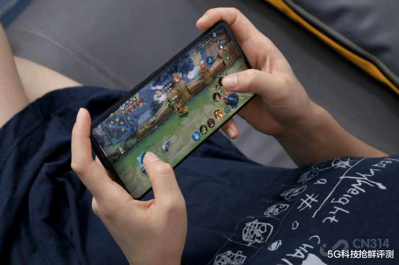 CPU|春节五款旗舰游戏横向体验 iQOO 9居然连暖手宝都做不到？
