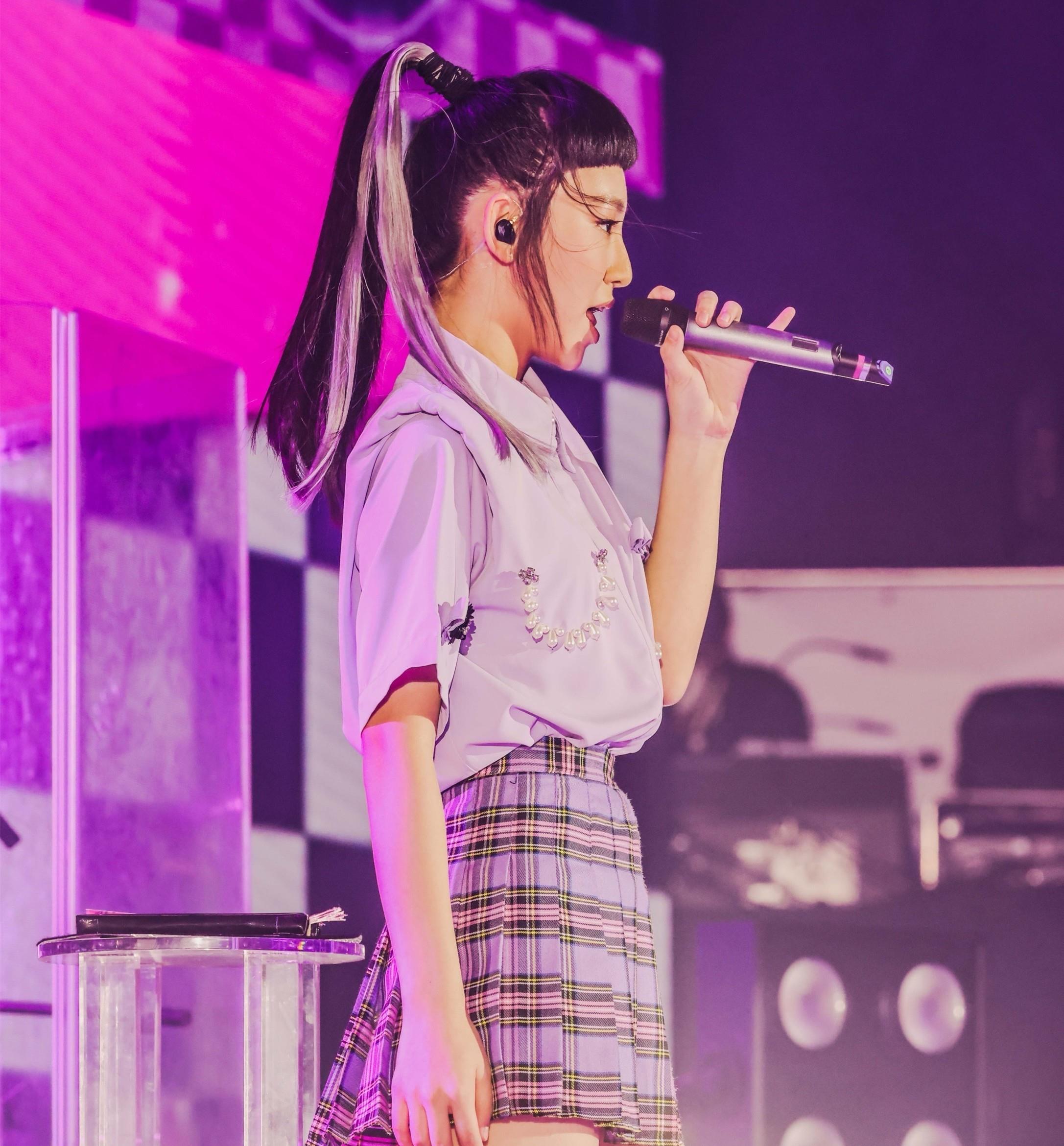 炎明熹|17岁港圈唱将炎明熹!父母定居内地,粤语歌开口跪,打破刻板印象