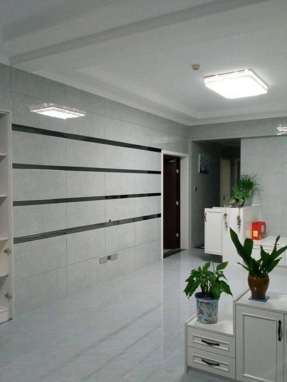 老婆硬要全瓷砖上墙,颜色还是银白的,这效果跟澡堂子有啥区别?