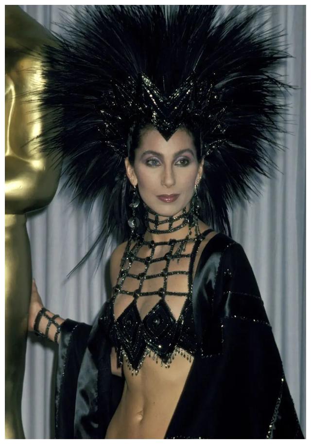 cher|小40岁！76岁顶流天后官宣与鲜肉恋情！网友吐槽：他还高攀了…