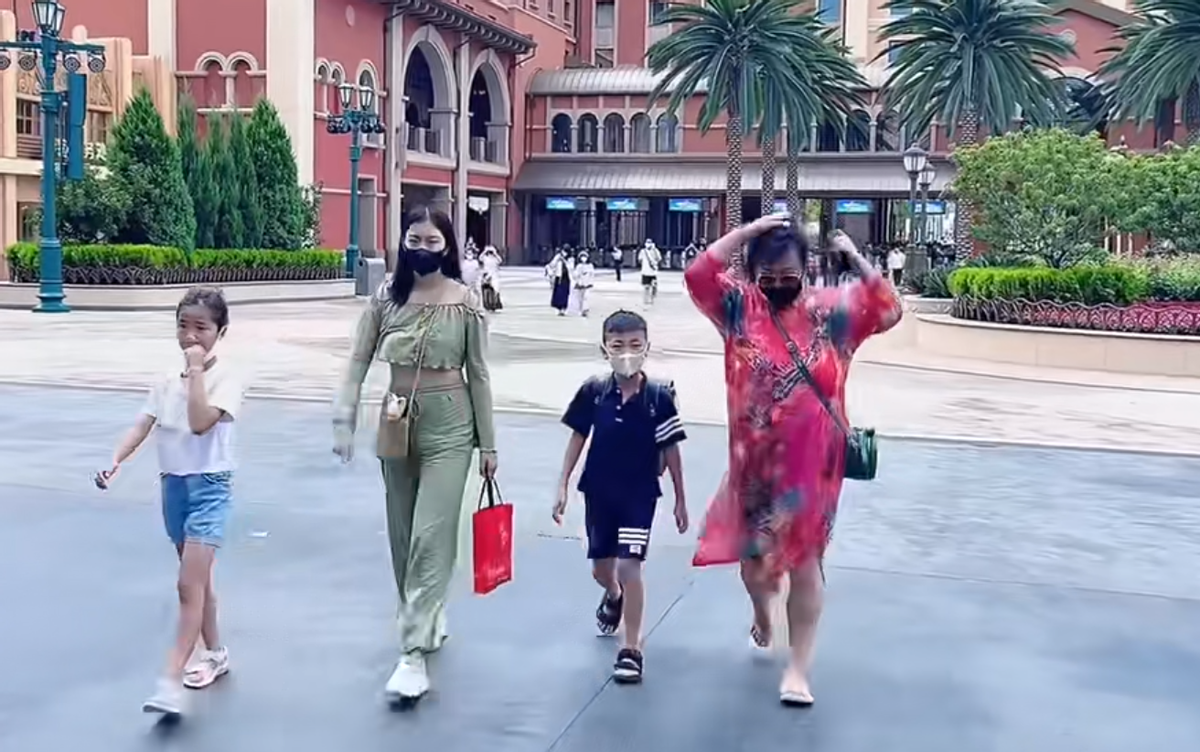 李菁菁|52岁李菁菁全家福曝光!带三个孩子逛环球,被嘲和小21岁老公不搭