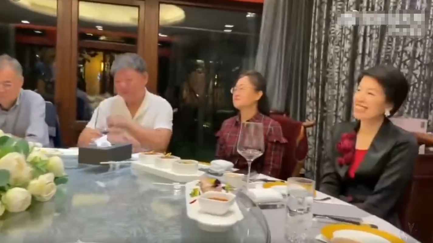 杨振宁|杨振宁百岁寿宴:与小54岁妻子十指紧扣,孙楠惊喜现身