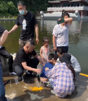 “快救人!”男孩落入大连一景区湖中陷入昏迷