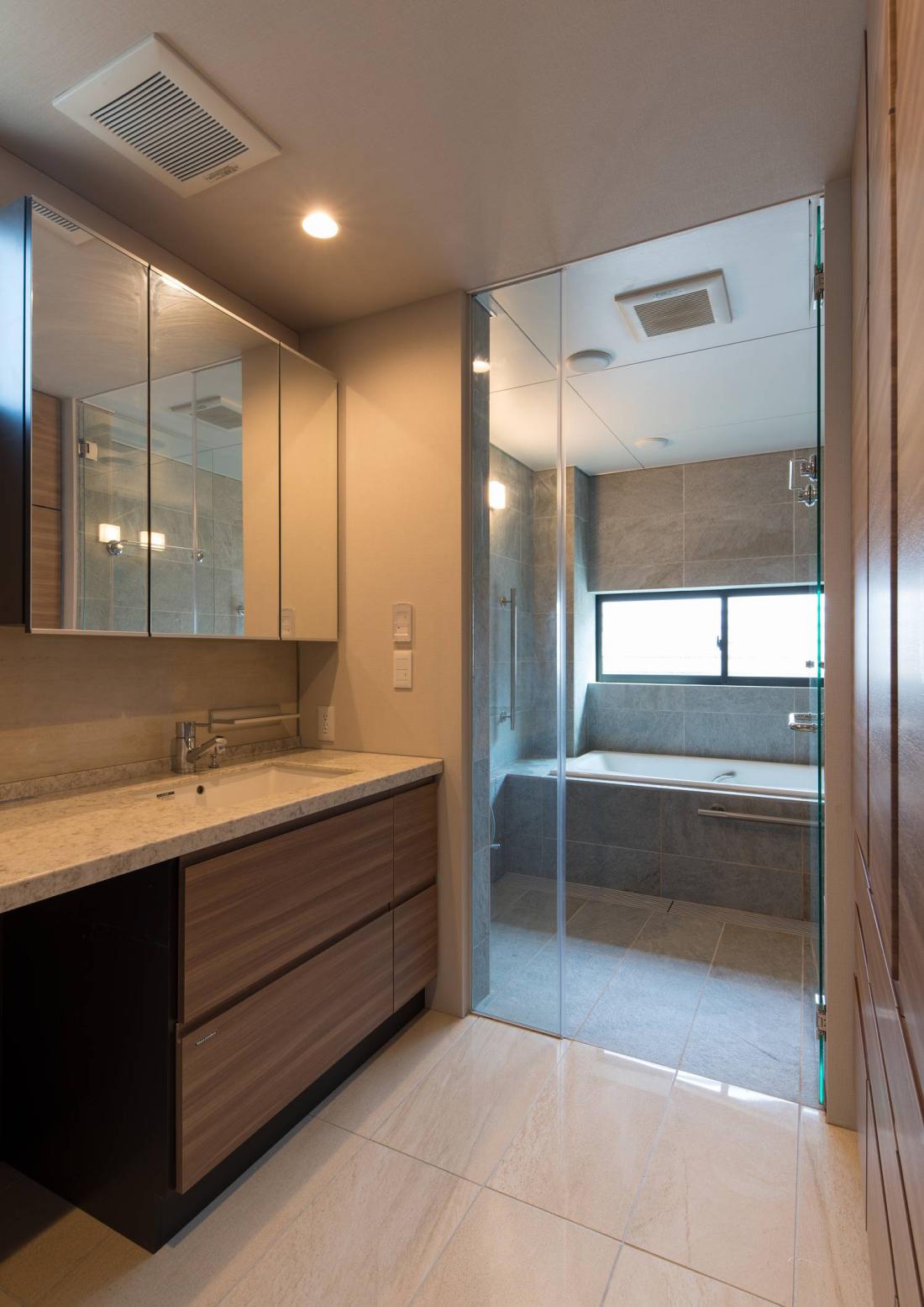 楼顶使用权归顶层了,业主装成露天厨房和浴室,物业也不说违建!