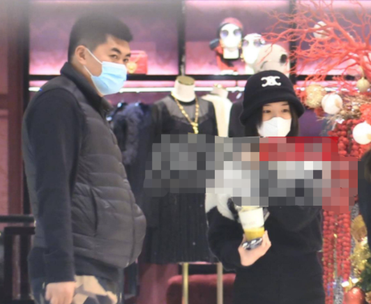 毛晓彤|33岁毛晓彤扫荡高端商场，一身名牌穿搭价值10万，保镖陪伴排场大