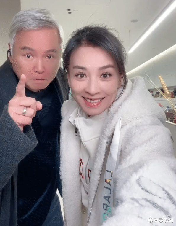 张庭|张庭夫妇风波后首露面，低头遮脸快步前行，林瑞阳怀中财神爷亮了