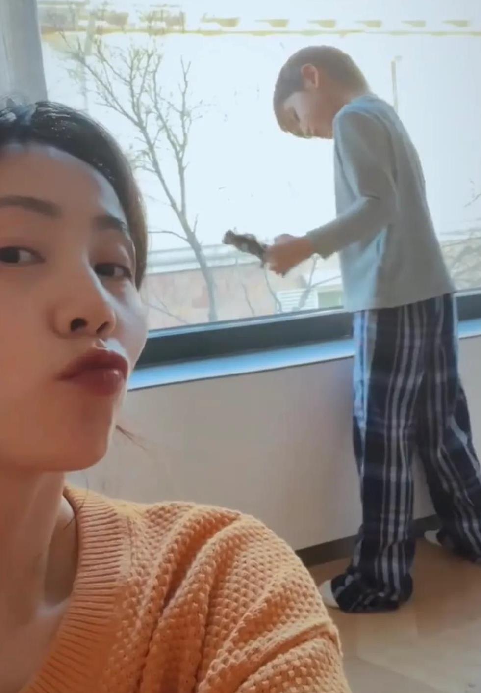 孙莉|孙莉晒和儿子温馨互动日常,5岁彼得潘模样很帅气,很像爸爸黄磊