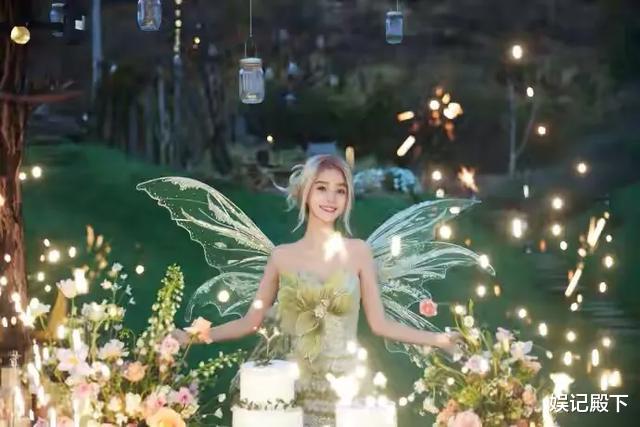 Angelababy|杨颖生日宴太唯美，五彩灯光背景似梦幻国度，像丛林精灵一样！