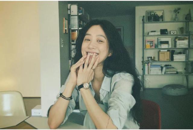 衣帽间|41岁郑丽媛独居19年,书墙衣帽间那叫一个震撼,简直是人间理想