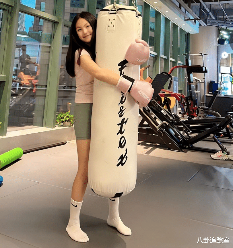 王诗龄|李湘王诗龄看展，穿万元套装飞法国，女儿与路人对话打破名媛印象