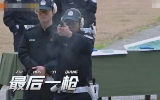 陈小春|陈小春太“菜”了!节目中实弹训练无一中靶,还击碎了一台摄像机