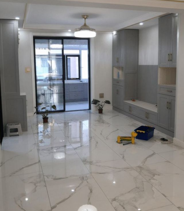 不顾反对装修时坚持全屋贴瓷砖,结果变成“水帘洞”,很是头大