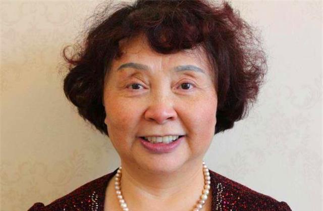 11年前,6旬老人不听劝告生下双胞胎女儿,现在怎样了