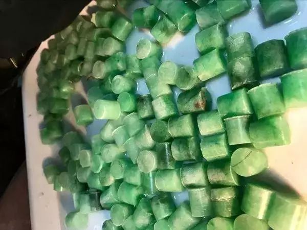 翡翠|200多公斤的赌石,一气之下全打磨成圆珠,简直“丧心病狂”!