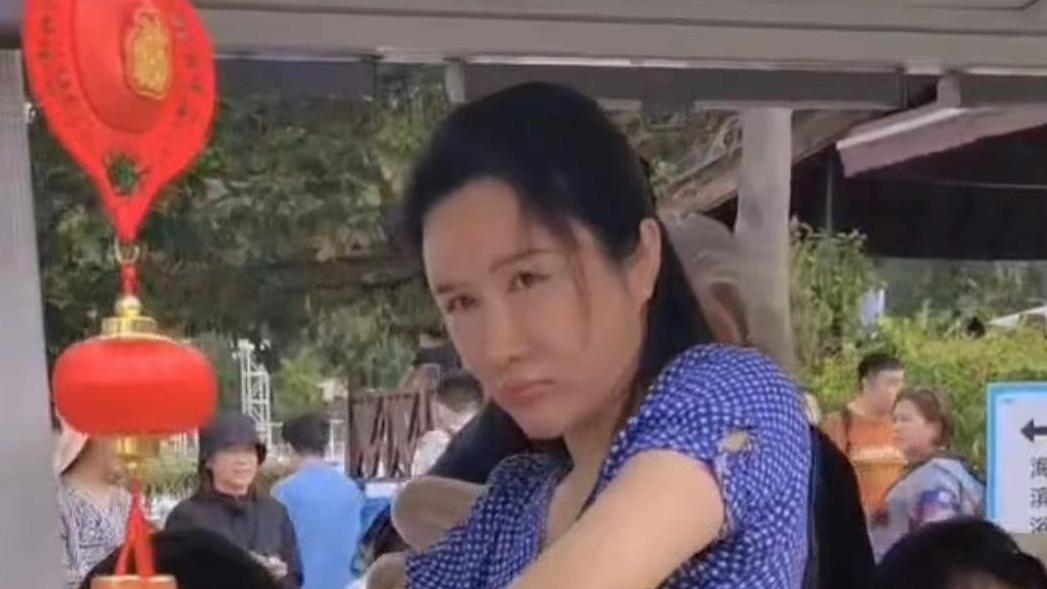 张纪中|张纪中携妻女海南过年，小31岁爱妻生图臃肿五官变样，女儿长像爸