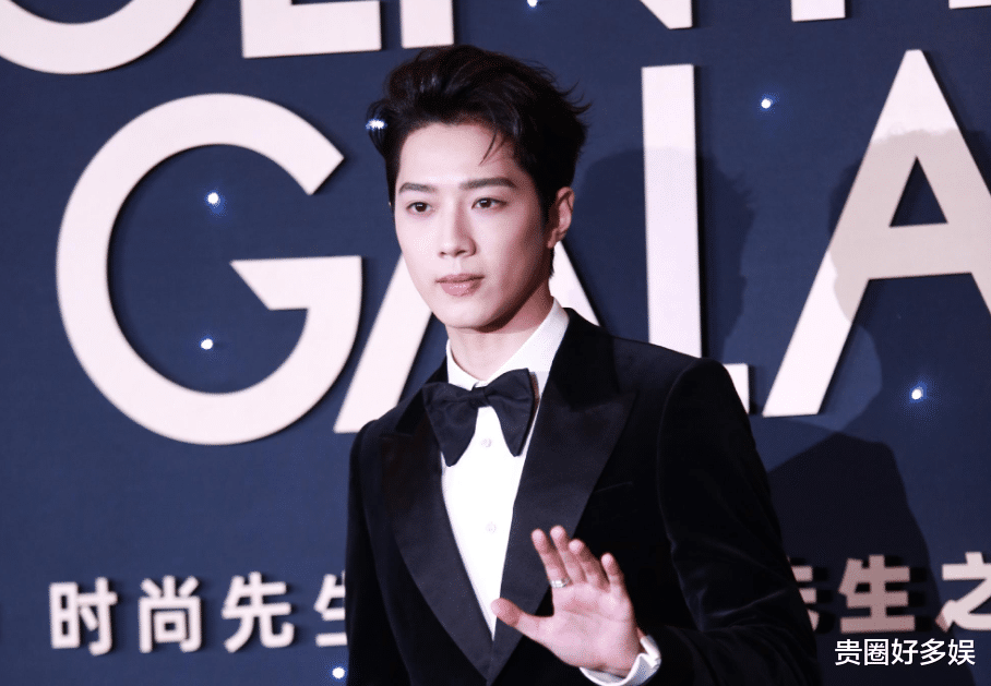 开端|时尚先生盛典，龚俊竟和女明星杨芸晴撞衫了，撞衫不可怕谁丑谁尴尬