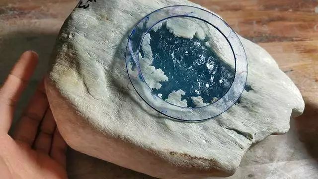 翡翠|5000买的木那翡翠赌石，一刀下去就变成了30万？