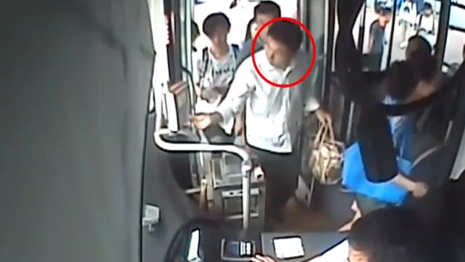 女孩公交遭遇咸猪手,被男子怒捅十几刀血喷全车,男子:正当防卫