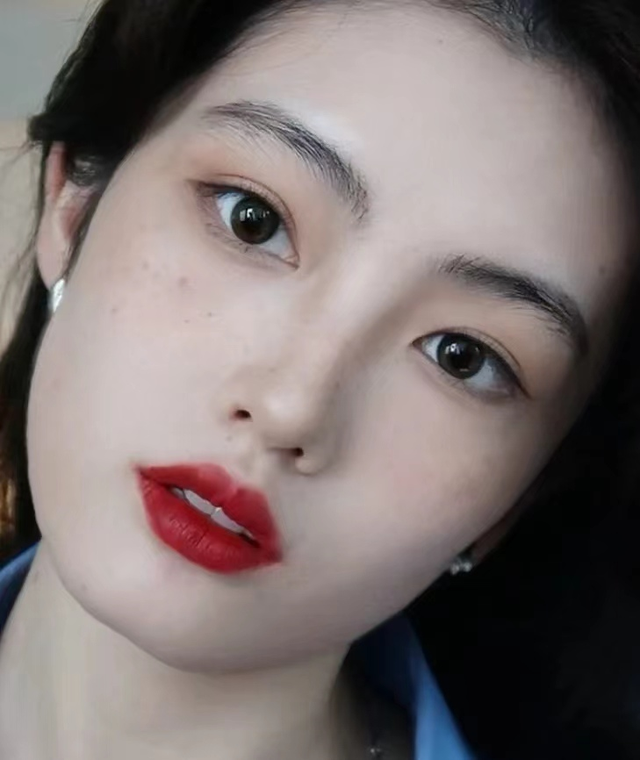 口红 建议40岁的女人，别涂前2种口红颜色，后2种更好看，显白显年轻