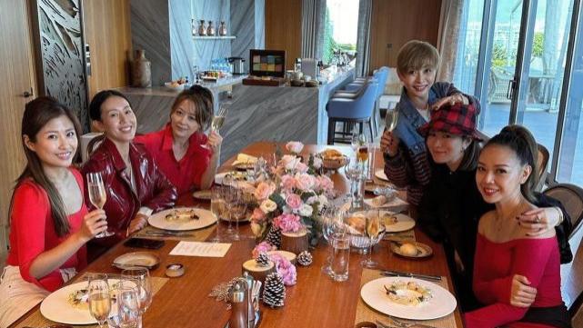 佘诗曼|佘诗曼与汤盈盈梁靖琪等闺蜜相聚吃饭 6人开心不停搞怪自拍