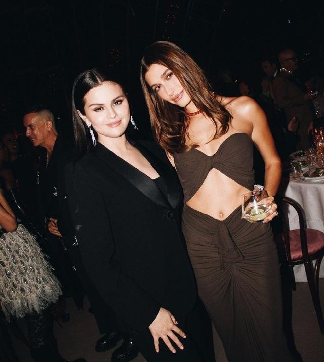 赛琳娜|小贾斯汀的前任和现任！赛琳娜和海莉世纪同框，暖心拥抱轰动全网