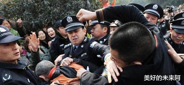 7岁男孩目睹妈妈被杀,他亲述复仇经过,但结局却让人无法接受