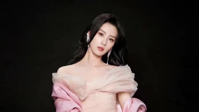 粉色|刘诗诗新造型美死了！穿粉色高定拍宣传照，变“小精灵”造型封神