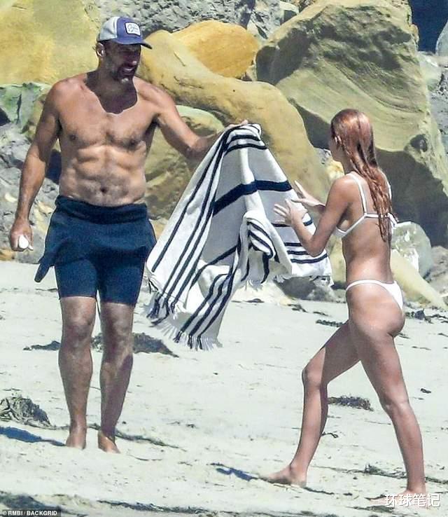 莱昂纳多·迪卡普里奥|小李子25岁女友，素颜现身沙滩，网友：你爸身材比你大肚男友好哎