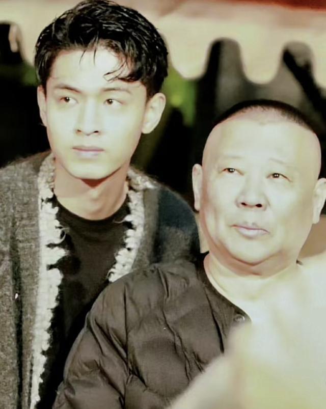 |德云社秦霄贤电影杀青，小粉丝穿过人群要签名，老秦做法令人心暖