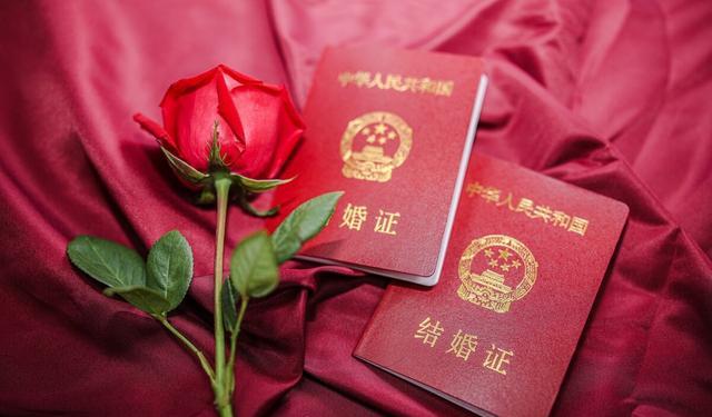 案件:武汉男子与妻子起争执,开车将妻子撞倒碾压致死,场面曝光