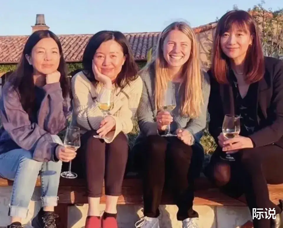 徐静蕾|徐静蕾全家定居美国,在超市购物被偶遇?