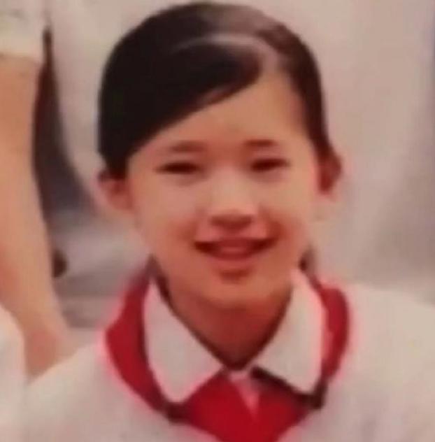 赵露思|赵露思上小学照曝光，原装妈生脸等比长大，整容明星怎么看