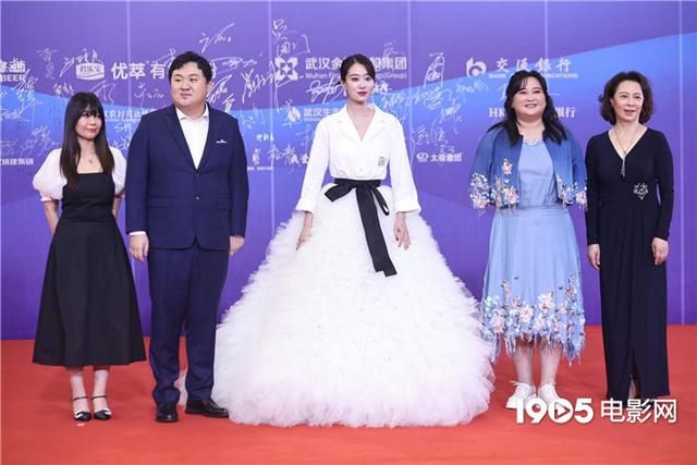 贾玲|《你好，李焕英》闪耀百花奖红毯 贾玲张小斐同框