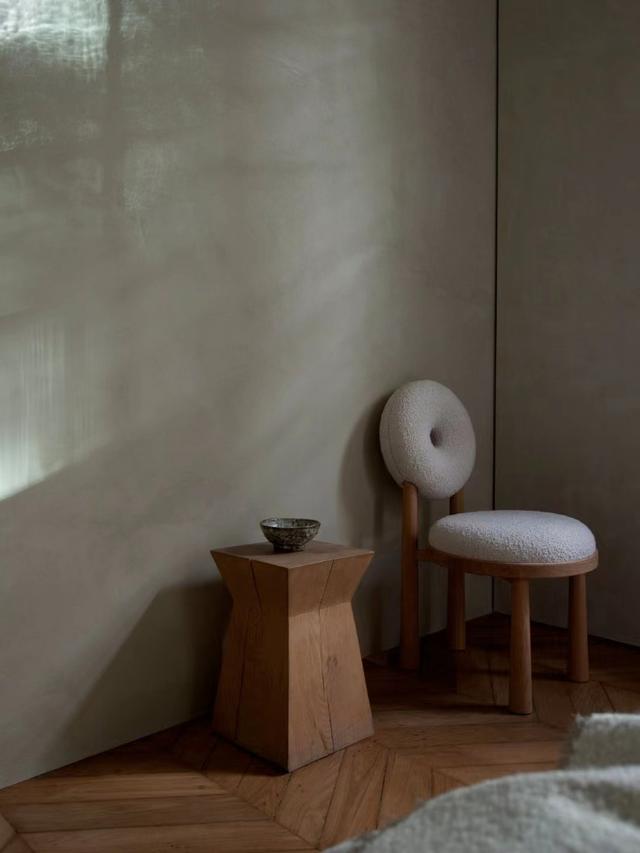 一个女人生活在巴黎，奶油焦糖色的家，散发着轻盈、复古的气息