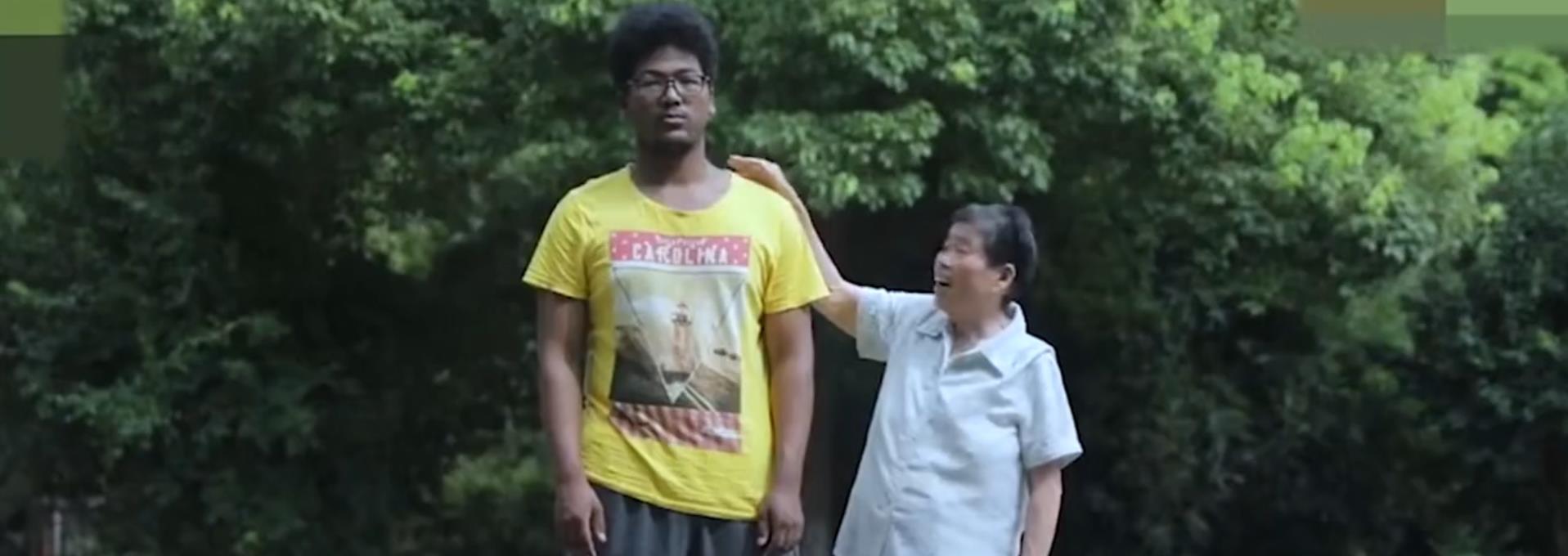 2019年,幼婴被母亲遗弃厕所,留下纸条:无力抚养,请好心人收养