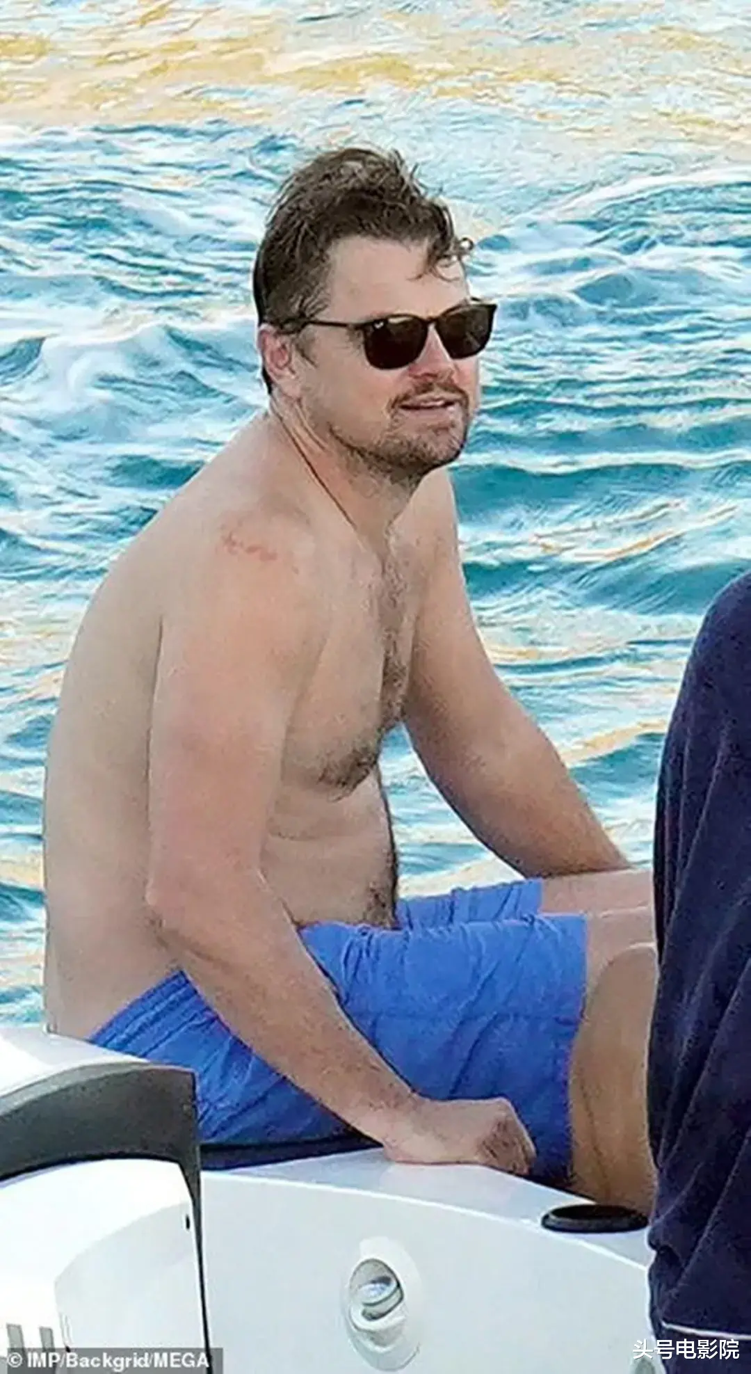 莱昂纳多·迪卡普里奥|肚腩下垂,47岁小李子又胖了!和24岁模特女友戏水,亲吻,吃黄瓜