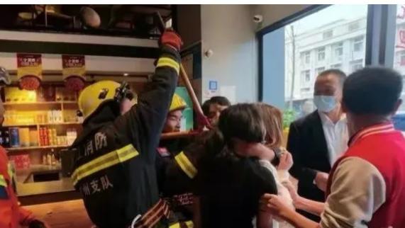 浙江杭州，两名20多岁的年轻女子与朋友相约到酒吧喝酒玩耍