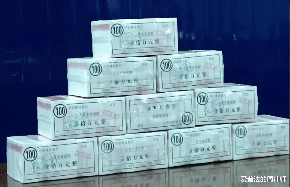 百万现金遗落出租车,司机坦言心动过,但还是上交警方还给失主!