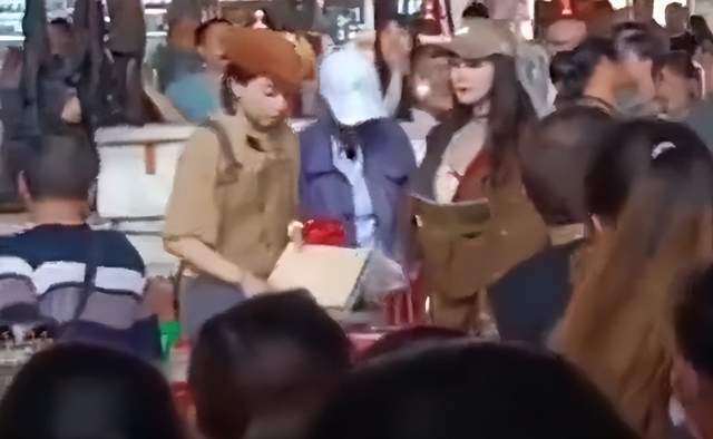 杨幂|杨幂菜场买菜引围观！讨价还价动作老练，穿超短裤秀出一双白嫩腿