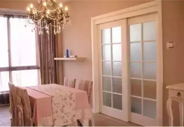 厨房装上推拉门，漂亮又大方，再也不用当心油烟问题！