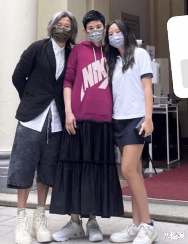 陈可辛|陈可辛吴君如一家外出用餐,16岁女儿打扮成熟颜值突出,引人侧目