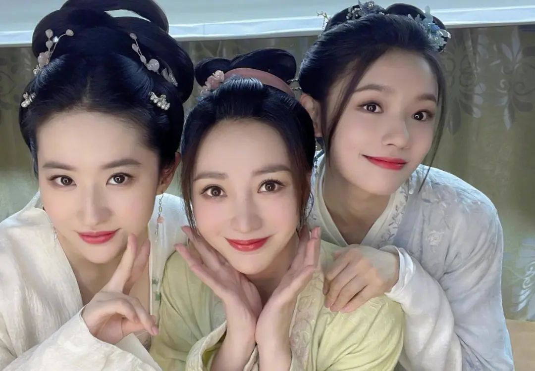 整容|年纪轻轻就眼歪嘴斜的5位明星，有的是天生遗传，有的是整容过度