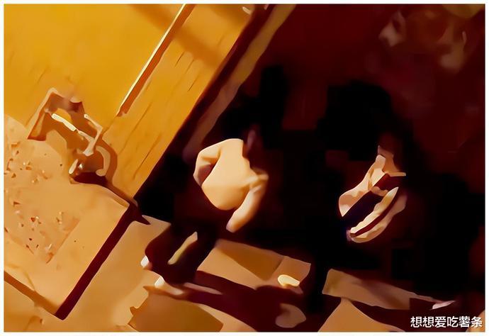 女子向男友下跪认错,自扇耳光求原谅,网友:她上了别人的奔驰车