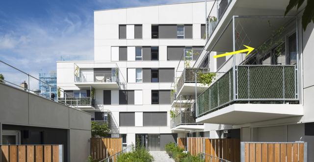 国外阳台从来不封,享受露台待遇,搭个框架扯张网,就能遮阳挡雨