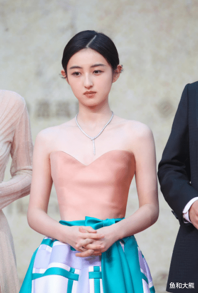 张子枫|张子枫事件持续发酵,小三言论不胫而走,已有人喊其退出《向往6》