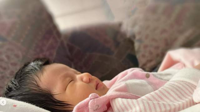 钟嘉欣|恭喜！钟嘉欣官宣三胎降临，晒一家五口叠手照好温馨