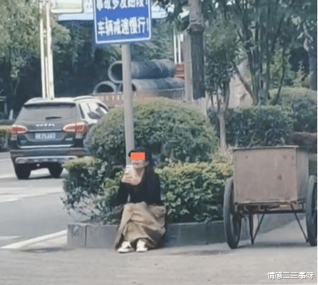 远嫁的女子收到哥哥发来的信息,坐在路边大哭:我没有爸爸妈妈了