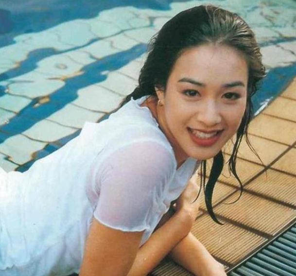 钟丽缇|钟丽缇女儿晒比基尼照,前凸后翘身材曼妙,五官被嘲不及妈妈