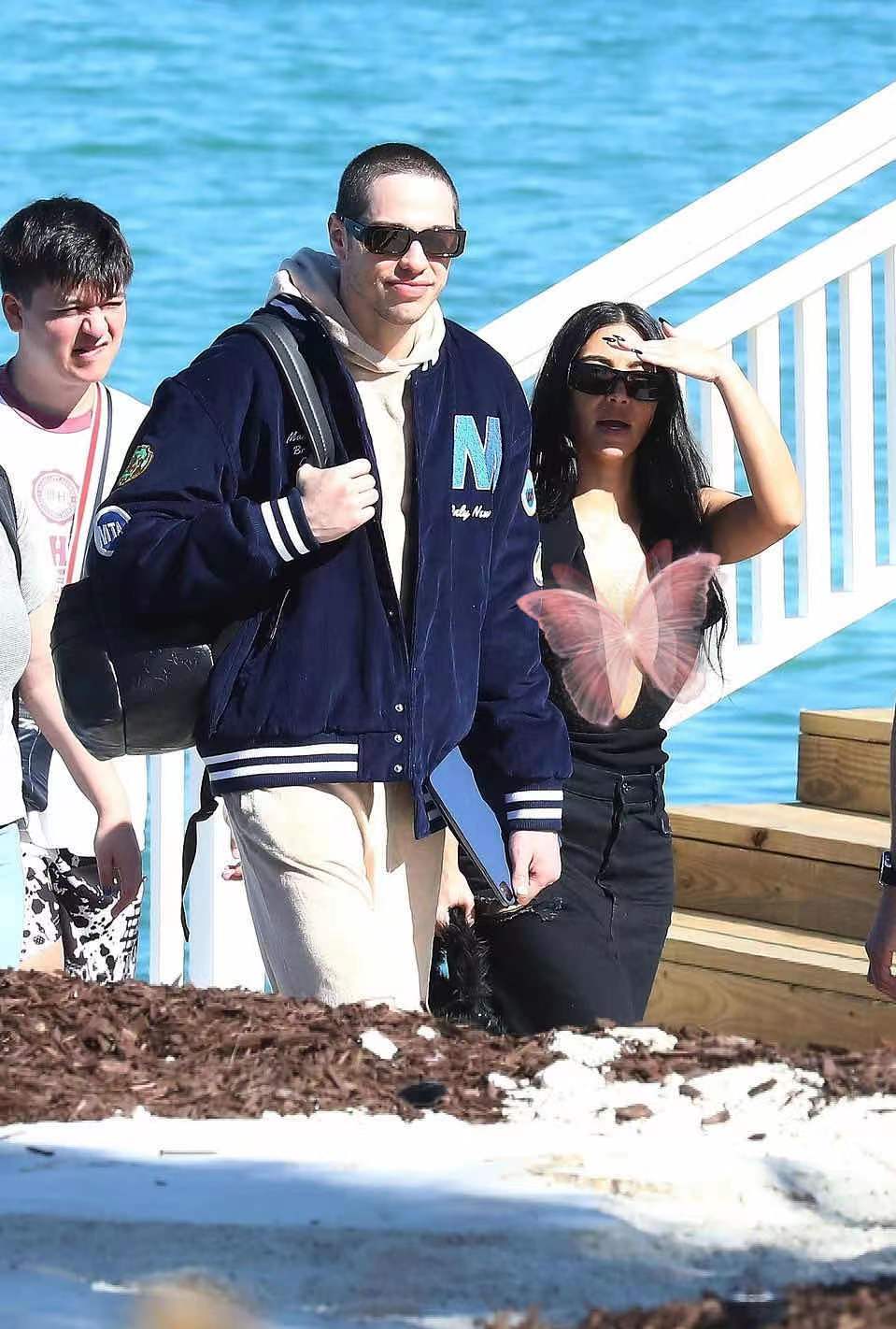 金·卡戴珊|金卡戴珊带娃亮相！8岁大女儿一头非洲辫成翻版坎爷，比金姐还酷